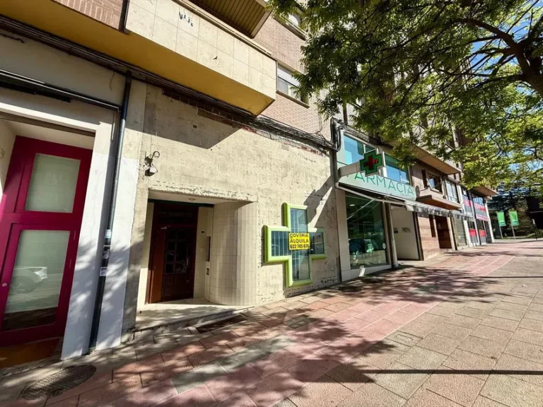 Local comercial con entreplanta en Avenida Astorga, Zona Alta - Ponferrada