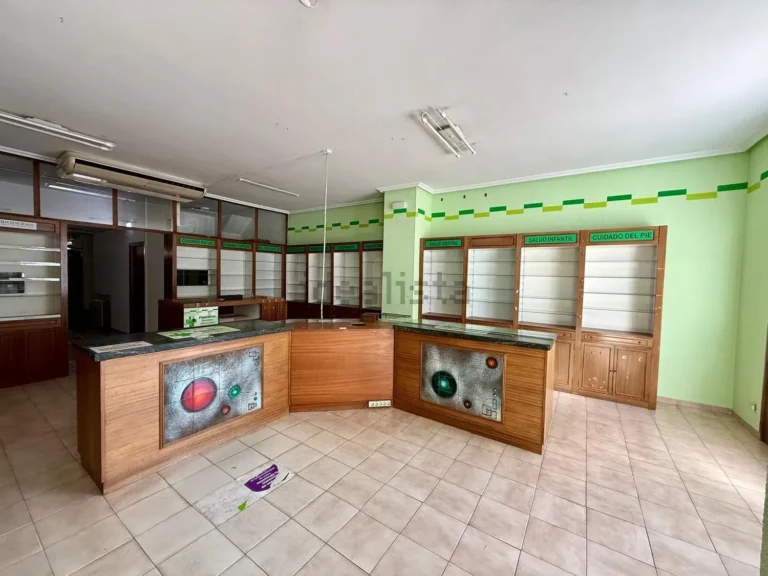 Local comercial con entreplanta en Avenida Astorga, Zona Alta - Ponferrada