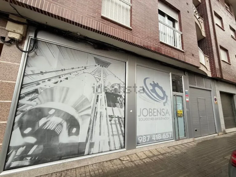 Local comercial acondicionado con vado en Calle Batalla de Pavia, Ponferrada Centro