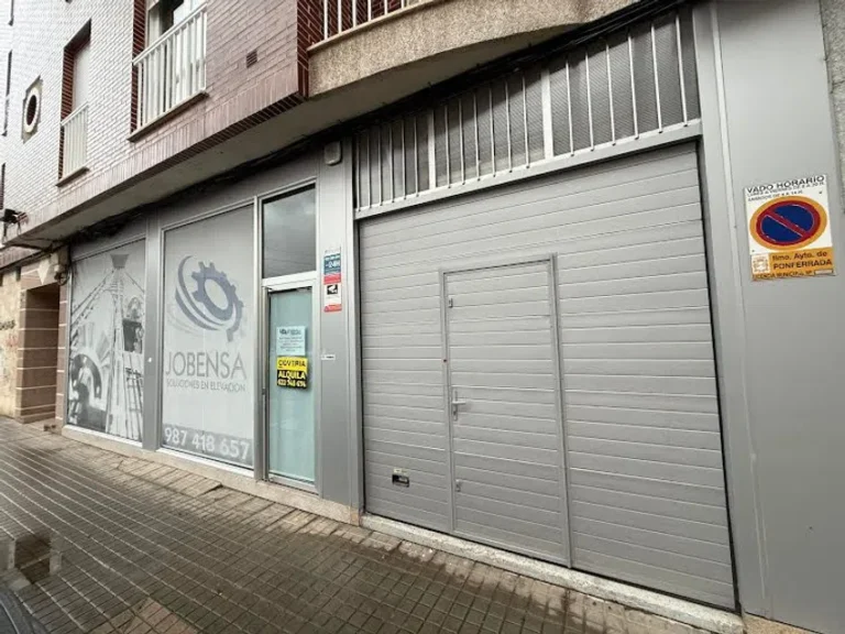 Local comercial acondicionado con vado en Calle Batalla de Pavia, Ponferrada Centro