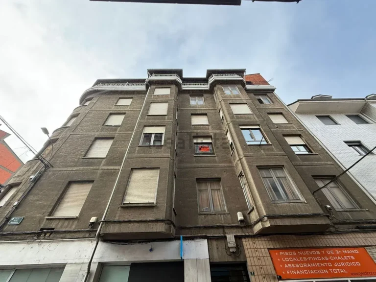 Piso céntrico para reformar en Calle Eloy Reigada, Bembibre