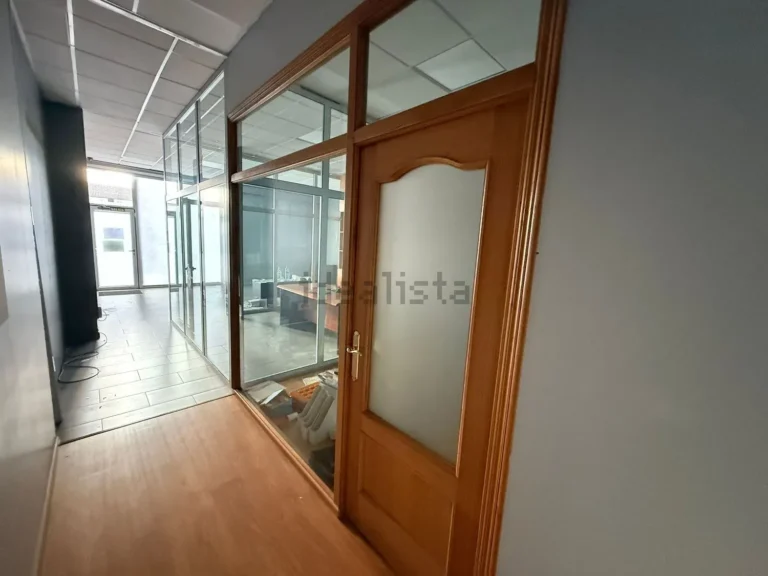 Local comercial acondicionado con vado en Calle Batalla de Pavia, Ponferrada Centro