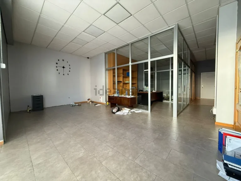 Local comercial acondicionado con vado en Calle Batalla de Pavia, Ponferrada Centro