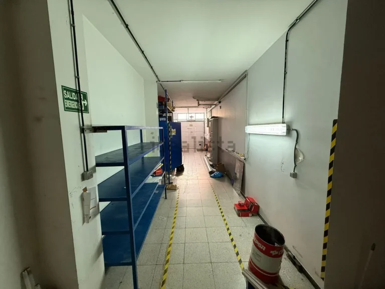 Local comercial acondicionado con vado en Calle Batalla de Pavia, Ponferrada Centro