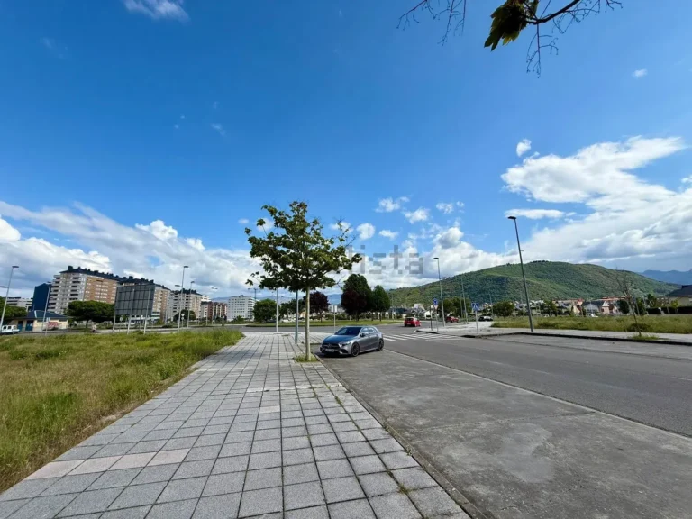 Terreno urbano en venta en La Rosaleda Ponferrada