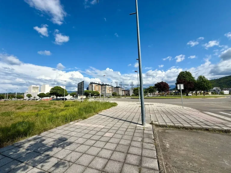 Terreno urbano en venta en La Rosaleda Ponferrada